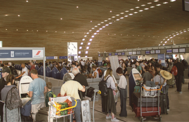 Pasajeros de aerolíneas en un aeropueto.