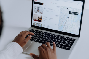 CECU denuncia a Booking y Airbnb ante la falta de presentación del número del registro en sus anuncios de viviendas turísticas