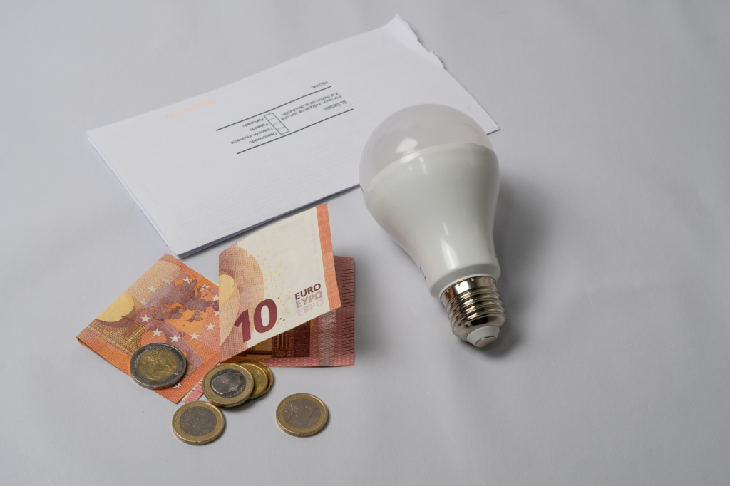 CECU cuestiona el sistema fiscal que penaliza la energía limpia: pagamos casi el doble de impuestos por la electricidad que por el gas