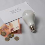 CECU cuestiona el sistema fiscal que penaliza la energía limpia: pagamos casi el doble de impuestos por la electricidad que por el gas
