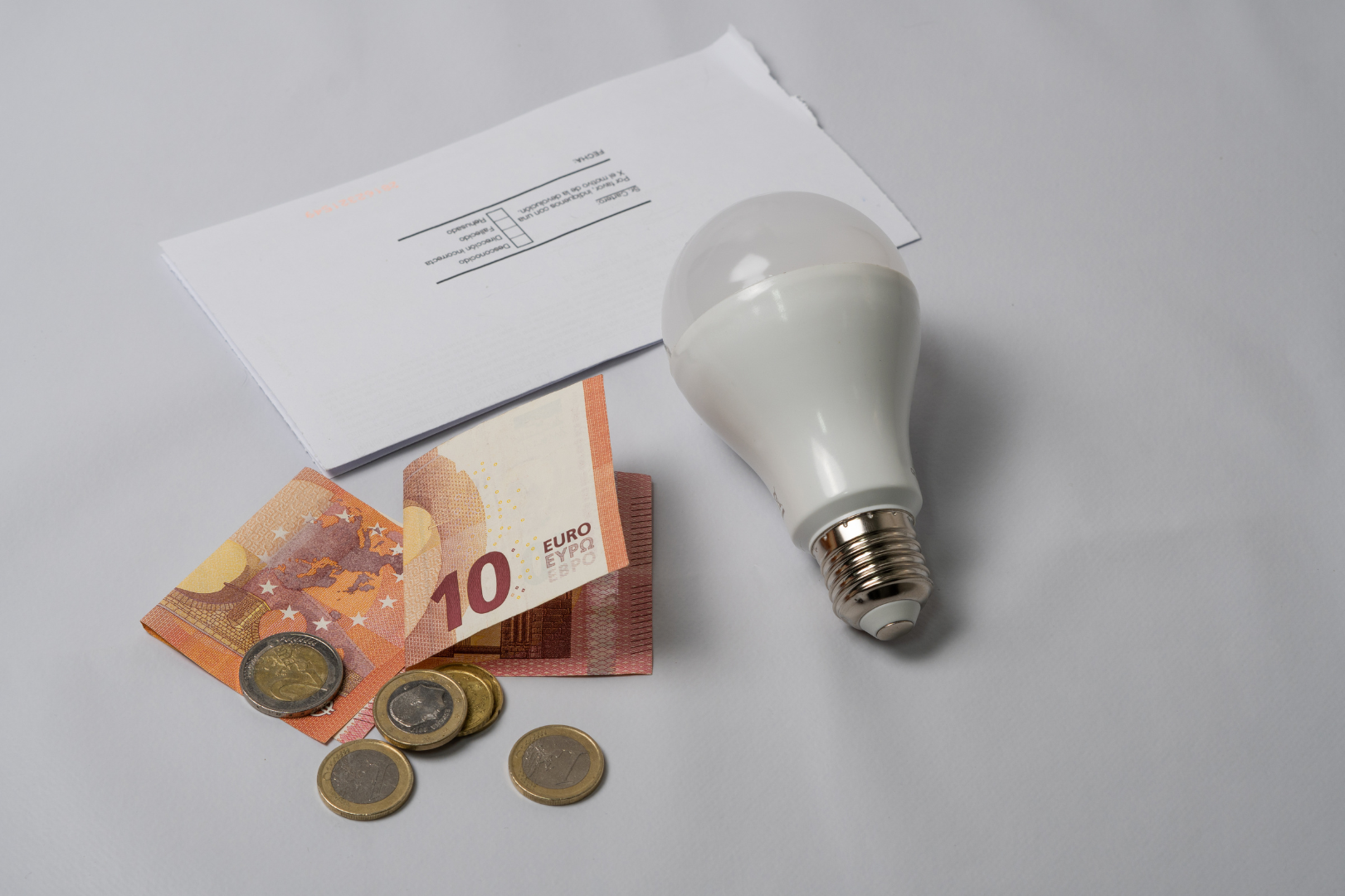 CECU cuestiona el sistema fiscal que penaliza la energía limpia: pagamos casi el doble de impuestos por la electricidad que por el gas